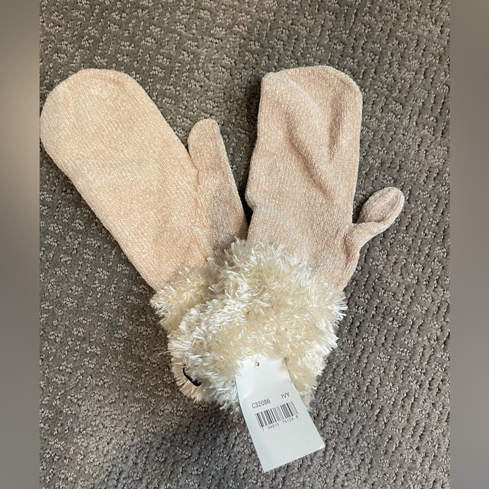 NWT Cream winter mittens